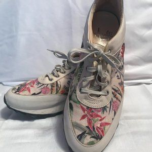 Amalfi walking shoes 7.5 Narrow floral print